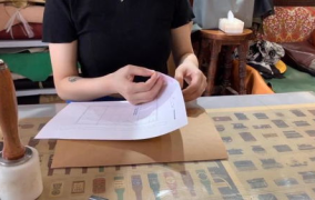 可爱小姐姐用纸做小包包,可爱小姐姐打造迷你纸包包教程