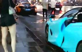 小姐姐跑车视频,小姐姐驾驭跑车，演绎都市风采