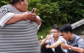 男人吃小姐姐脚丫子视频,男子偷拍小姐姐脚丫子视频引发热议