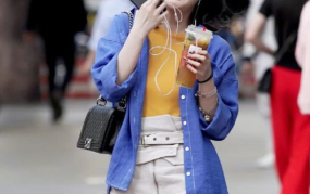 小姐姐穿衣服拍照片,小姐姐的衣橱魅力大揭秘