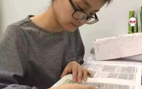女法官网红,揭秘女性法律权益守护者的风采