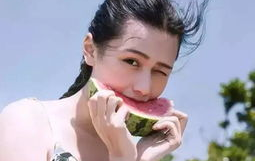 吃瓜网红头像拍照女的,揭秘“吃瓜网红头像拍照女”的独特魅力
