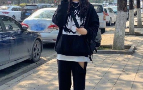 小姐姐穿的卫衣穿搭照片,小姐姐演绎街头潮流风采